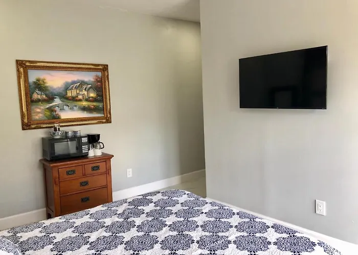 Sunny And Charming Suite Next To Mia